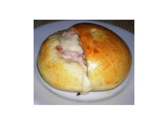 Panino al latte con mozzarella e wurstel