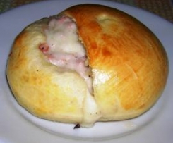 Panino al latte con mozzarella e wurstel