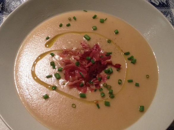 Vellutata di porri e patate con speck croccante