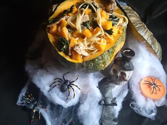SPAGHETTI CON ZUCCA CAVOLO NERO E FILETTI DI  TONNO  SOTT'OLIO - STAFFETTA HALLOWEEN