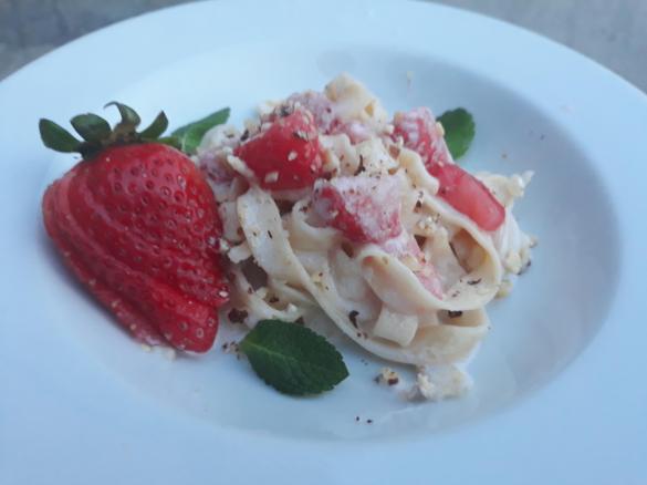 Tagliatelle alle fragole e panna ( A modo mio)