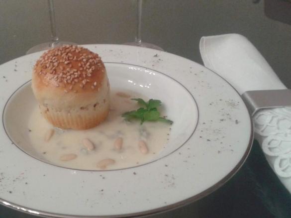 MUFFINS GOURMET CON PANCETTA AFFUMICATA E PARMIGIANO SU CREMA AL GORGORZOLA E PINOLI - CONTEST -