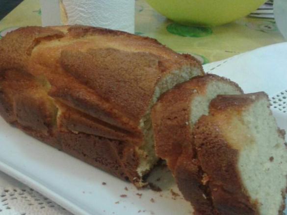 Breakfast plumcake yogurt, miele e pinoli