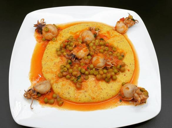 Seppioline con piselli e polenta