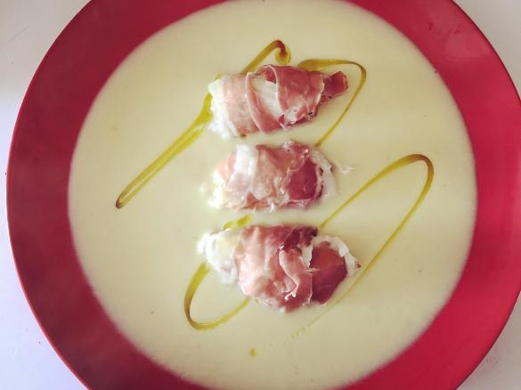 Involtini di pollo e speck su letto di crema di finocchi