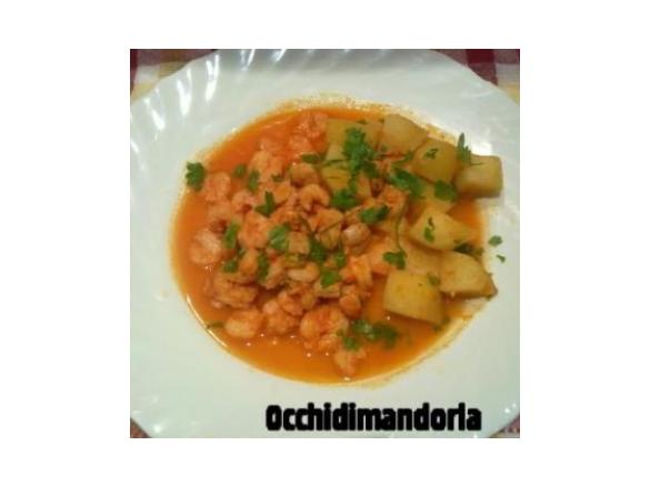 Gamberetti in Salsa con Contorno di Patate