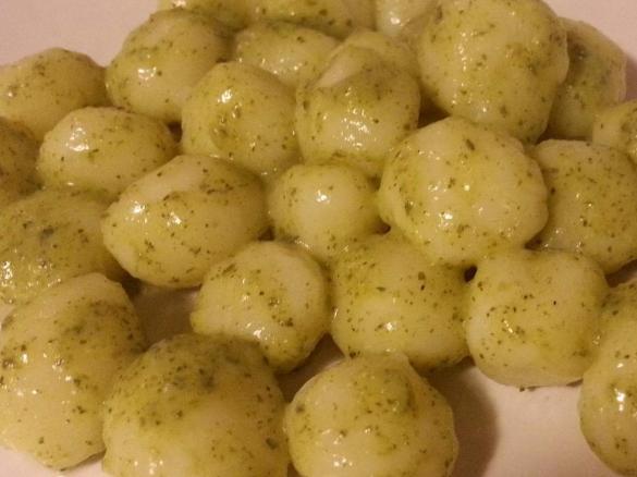 Gnocchi di ricotta con pesto di zucchine