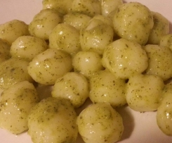 Gnocchi di ricotta con pesto di zucchine