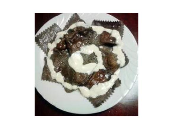 ravioli neri ai 4 formaggi