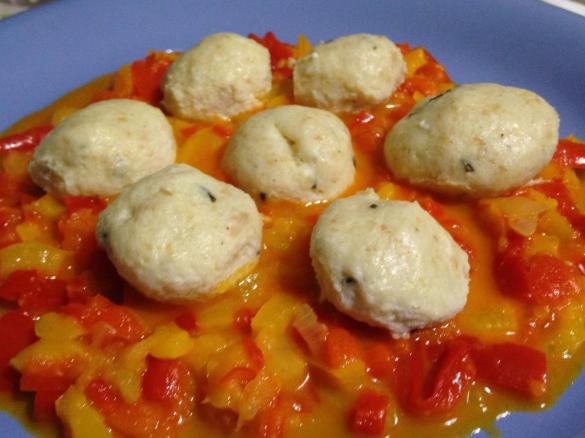 Polpettine light senza carne con contorno di peperoni