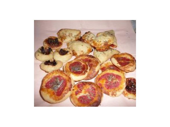 PIZZETTE E FAGOTTINI con pomodori secchi e acciughe