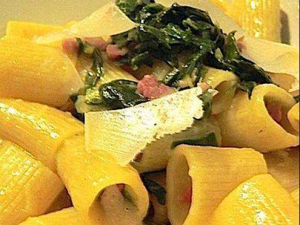 Penne bieta, pancetta e scaglie di parmigiano