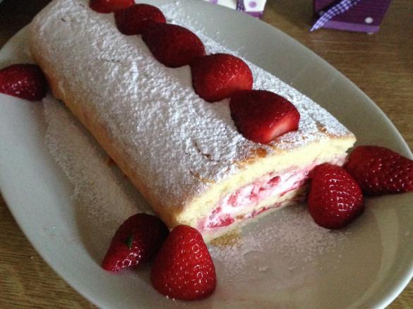 Rotolo alle fragole e panna