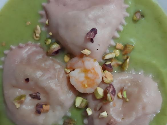Ravioli alla barbabietola ripieni di gamberi e robiola su letto di crema di zucchine con pistacchi