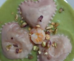 Ravioli alla barbabietola ripieni di gamberi e robiola su letto di crema di zucchine con pistacchi