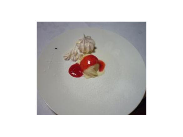 Zuppetta di fragole su gelato alla crema con guarnizioni di meringa