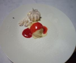 Zuppetta di fragole su gelato alla crema con guarnizioni di meringa