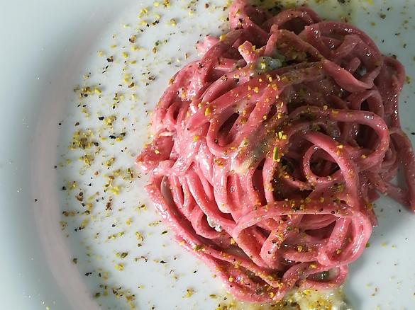 Chitarra alla rapa rossa su crema di gorgonzola e pistacchio - contest ristorante-