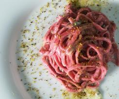 Chitarra alla rapa rossa su crema di gorgonzola e pistacchio - contest ristorante-