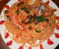 Bucatini Con frutti di Mare e olive Nere