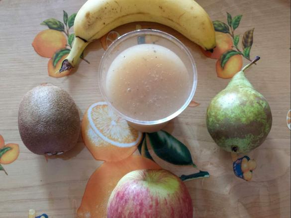 succo di frutta alla banana, pera, kiwi e mela