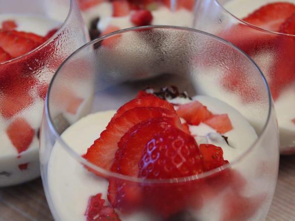 Bicchierini di Riso Soffiato con Cioccolato & Fragole