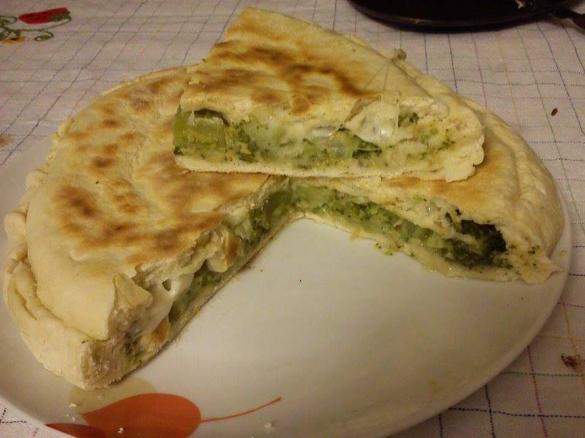 Focaccia in padella con broccoletti, mozzarella e acciughe