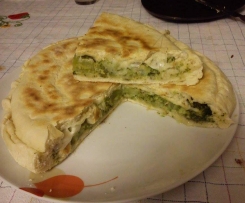 Focaccia in padella con broccoletti, mozzarella e acciughe