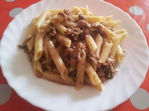 Penne al tonno, capperi, cipolle, origano e peperoncino
