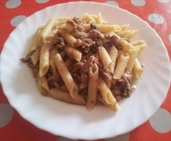 Penne al tonno, capperi, cipolle, origano e peperoncino