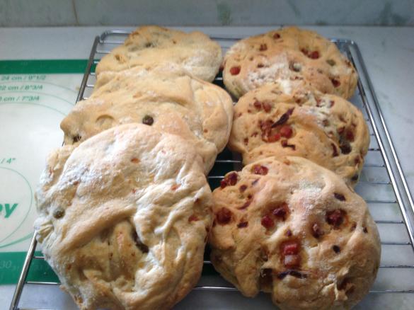 Focaccine con favette fresche/ Pani cun Faixedda