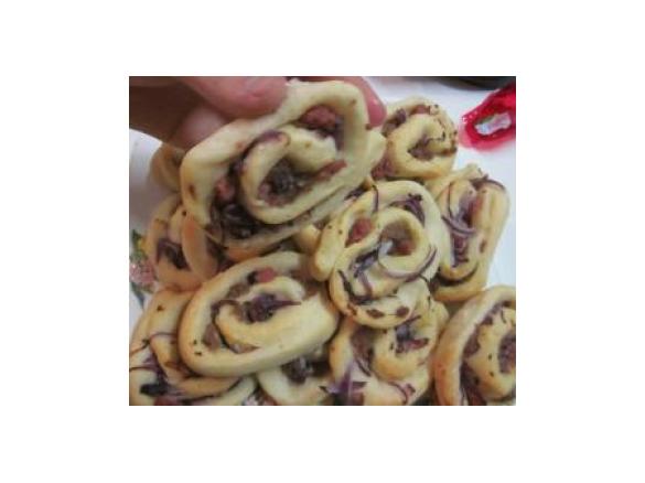 focaccia arrotolata al ciauscolo e cipolla rossa.