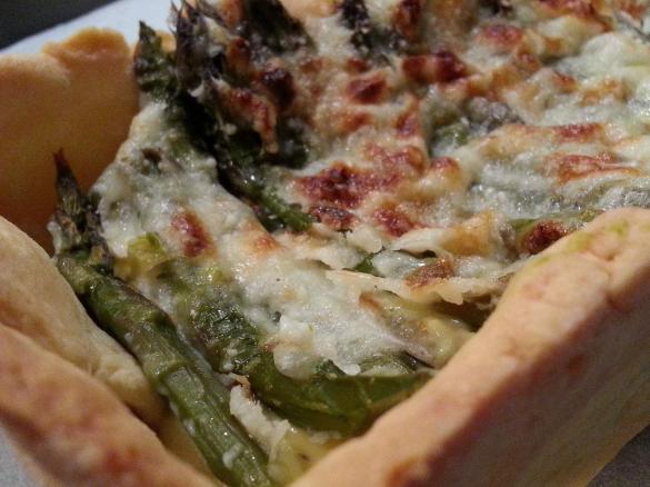 Crostata al grana con uova e asparagi