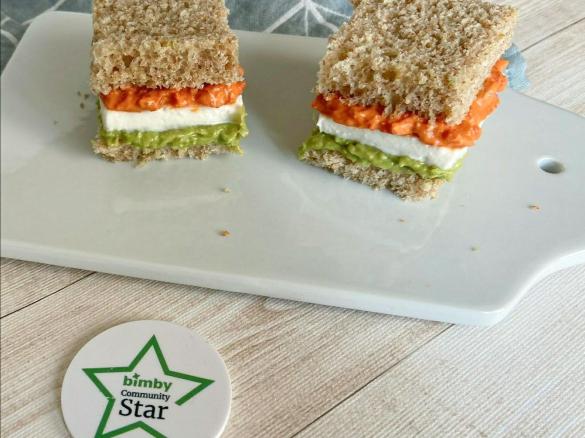 Tramezzini tricolore con edamame e peperoni