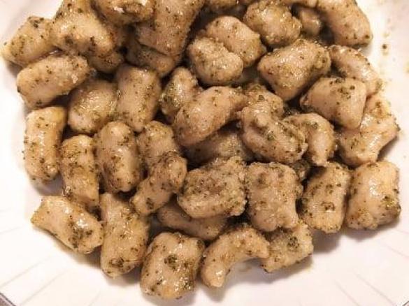 Gnocchi di pane con pesto di salvia
