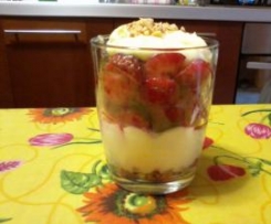 fragole in bicchiere con crema chantilly e croccante di amaretti 