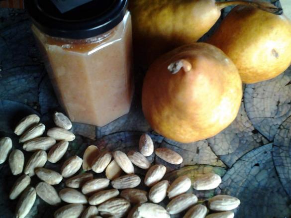 Marmellata di pere con mandorle e cannella