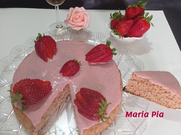 TORTA LIGHT DI FRAGOLE RICOPERTA CON CREMA DI CIOCCOLATO BIANCO E FRAGOLE