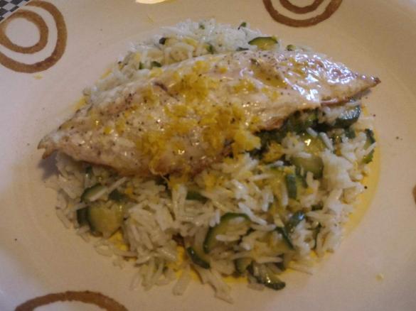 Filetto di sgombro con riso basmati e zucchine al profumo di limone e zenzero