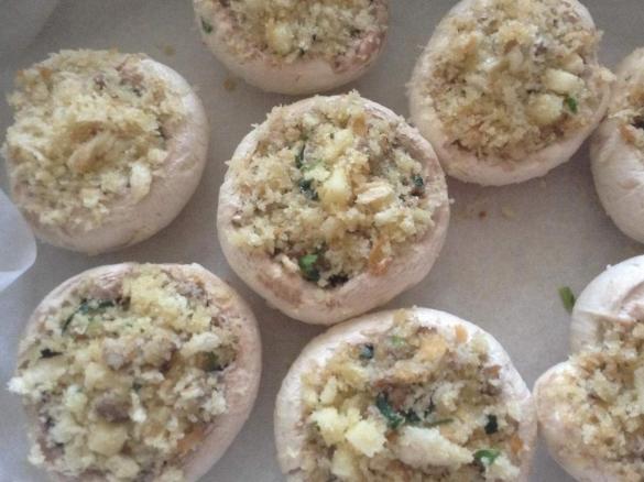 Champignon ripieni con speck e scamorza