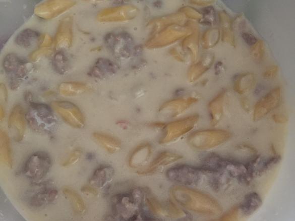 Pasta con panna, salsiccia e cipolla