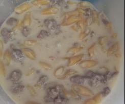 Pasta con panna, salsiccia e cipolla