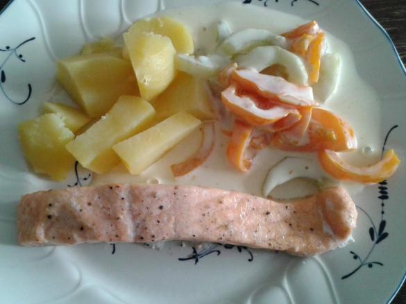 "all-in-one" Salmone con patate e cetrioli alla panna acida