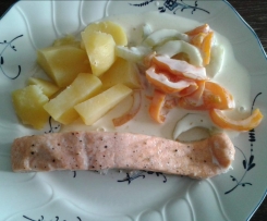 "all-in-one" Salmone con patate e cetrioli alla panna acida