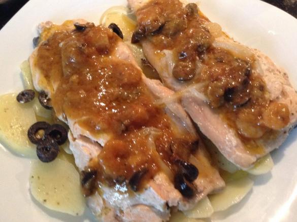 Filetti di trota salmonata alla marinara su letto di patate