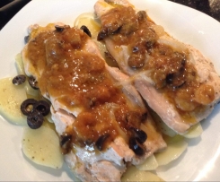 Filetti di trota salmonata alla marinara su letto di patate