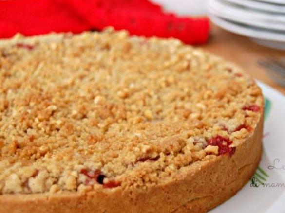 TORTA CRUMBLE DI FRAGOLE MASCARPONE E NOCCIOLE