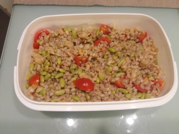 Insalata di orzo gamberetti fagioli cannellini verdi