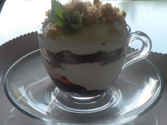 Mousse di yogurt con confettura di ciliegie, frollini e muesli.