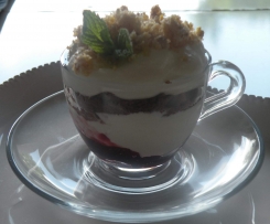 Mousse di yogurt con confettura di ciliegie, frollini e muesli.